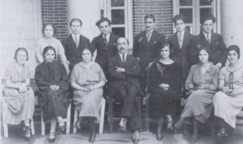 Les enseignants de l'Alliance à Bagdad (1942). Victoria Romano-Menda est la deuxième femme à droite, assise. Son futur époux est debout derrière elle.